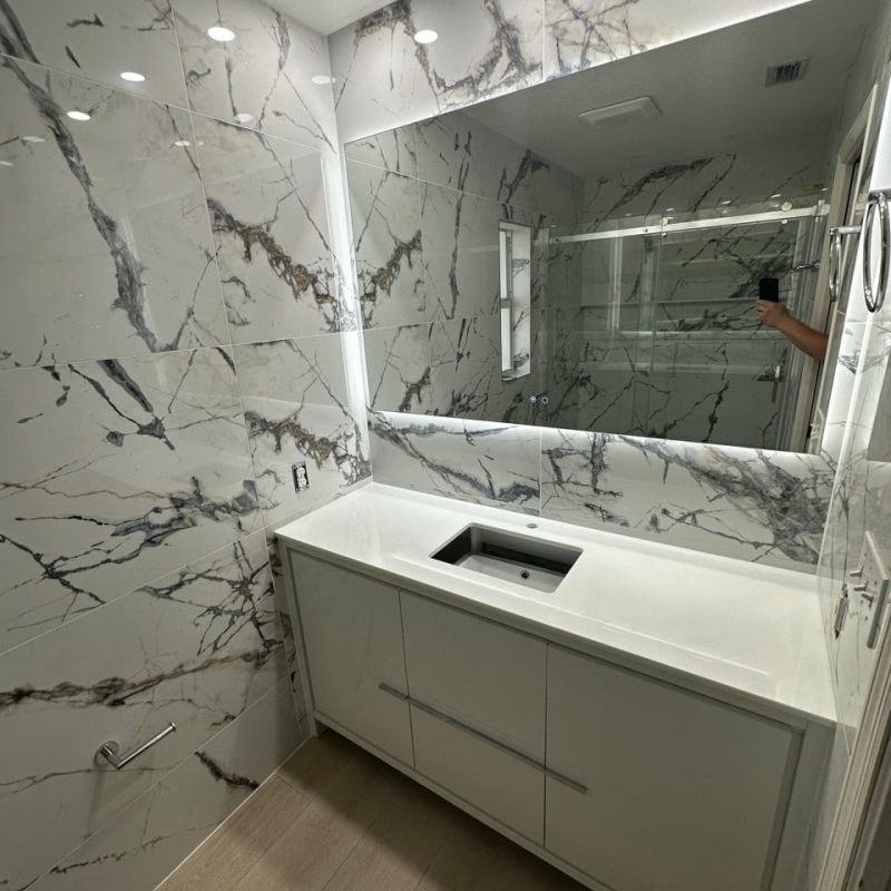 White Marble-Look Shower With an Arabesque Mosaic Floor