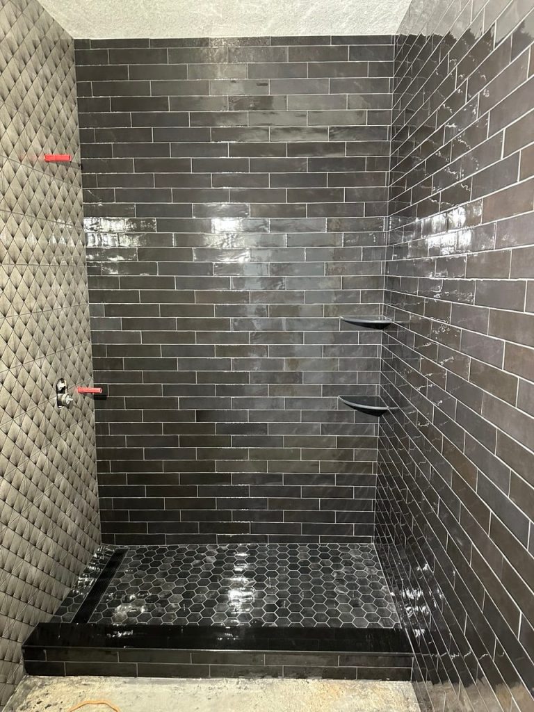 Black Glossy Subway Shower With a Fan-Pattern Wall