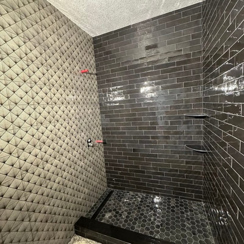 Black Glossy Subway Shower With a Fan-Pattern Wall