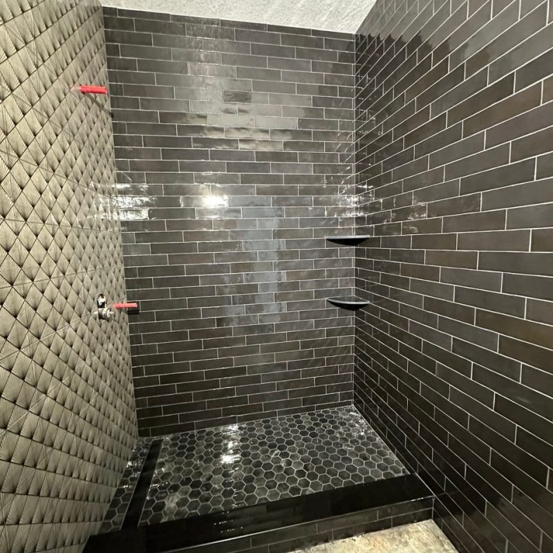 Black Glossy Subway Shower With a Fan-Pattern Wall