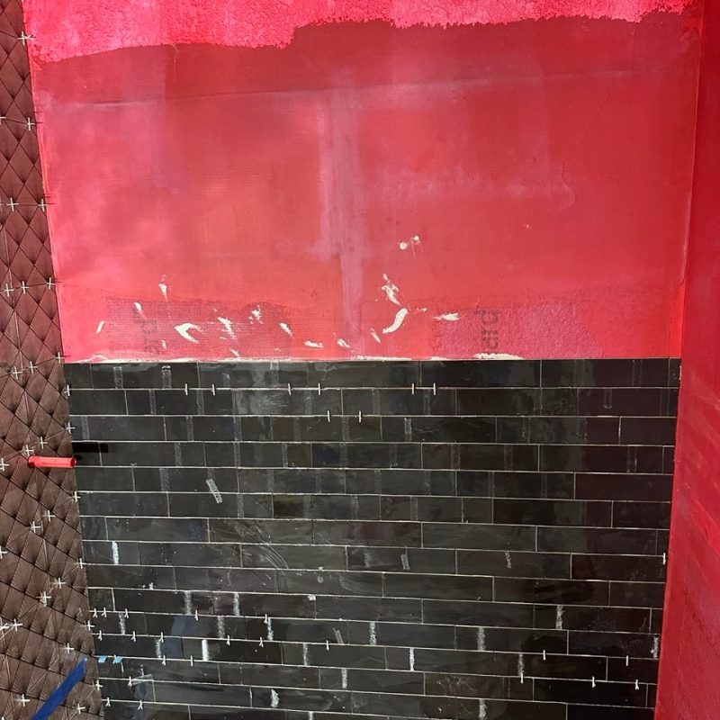 Black Glossy Subway Shower With a Fan-Pattern Wall