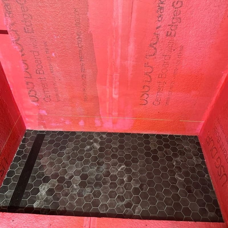 Black Glossy Subway Shower With a Fan-Pattern Wall