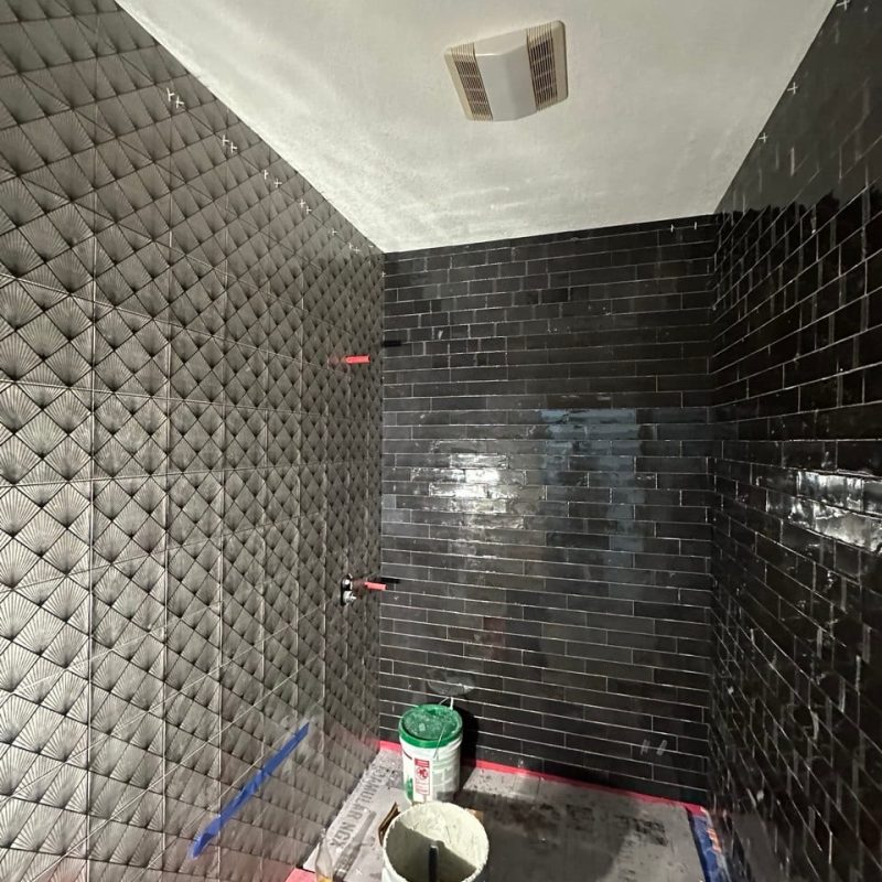 Black Glossy Subway Shower With a Fan-Pattern Wall