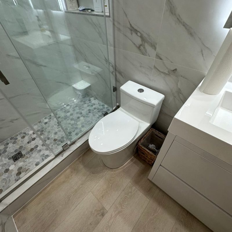Marble-Look Shower With a Hexagon Mosaic Floor