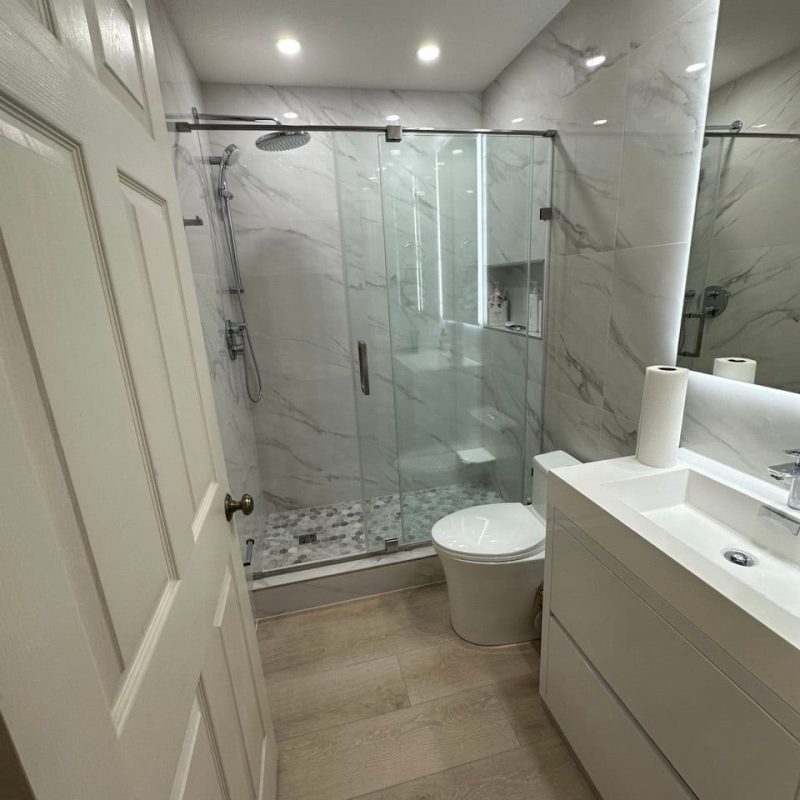 Marble-Look Shower With a Hexagon Mosaic Floor