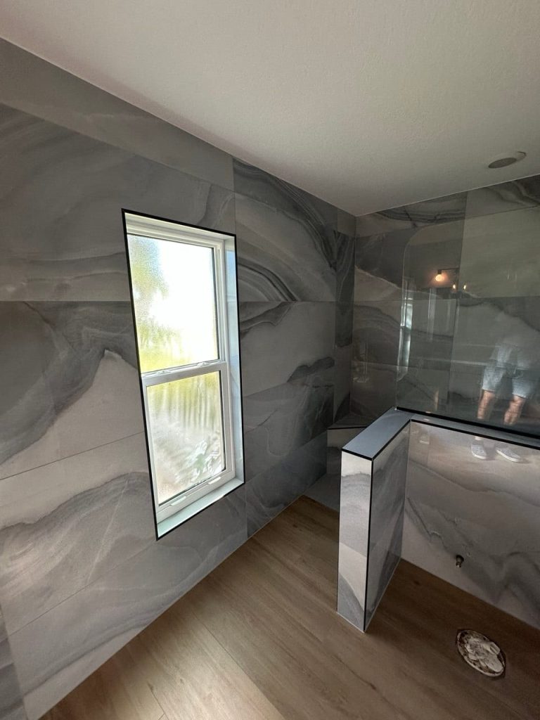 Bathroom in Gray Onyx-Look Tile