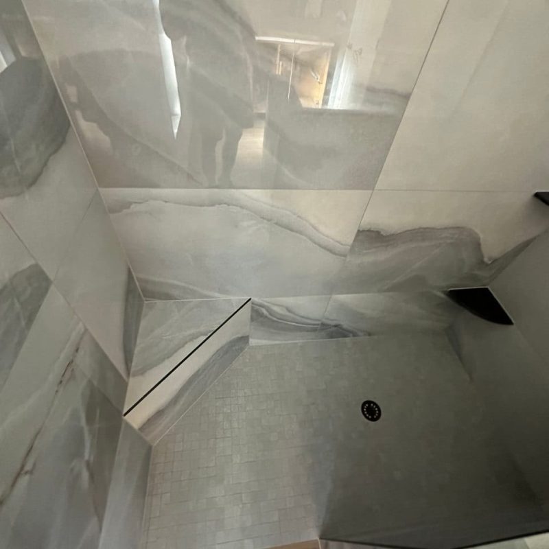 Bathroom in Gray Onyx-Look Tile