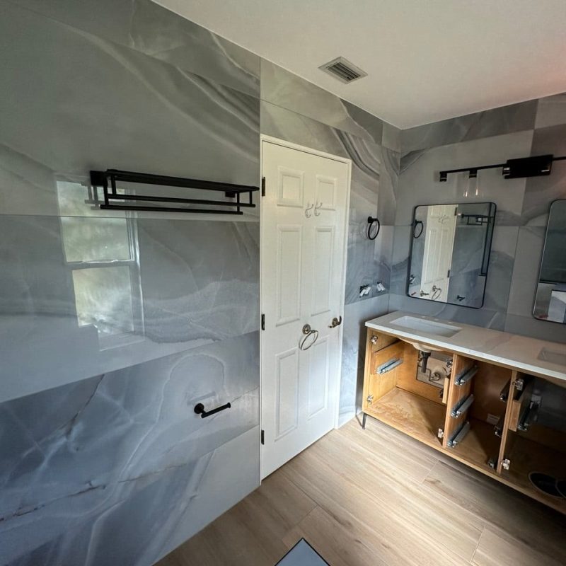 Bathroom in Gray Onyx-Look Tile