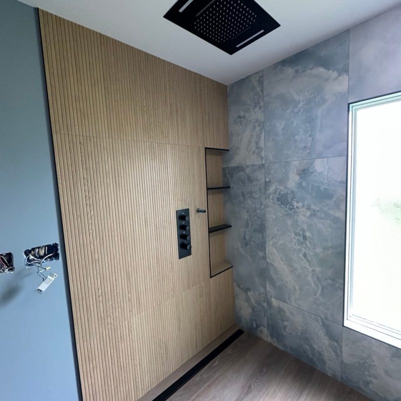 Curbless Wet Room With a Fluted Wood-Look Wall