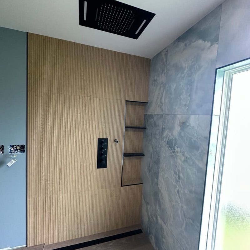Curbless Wet Room With a Fluted Wood-Look Wall