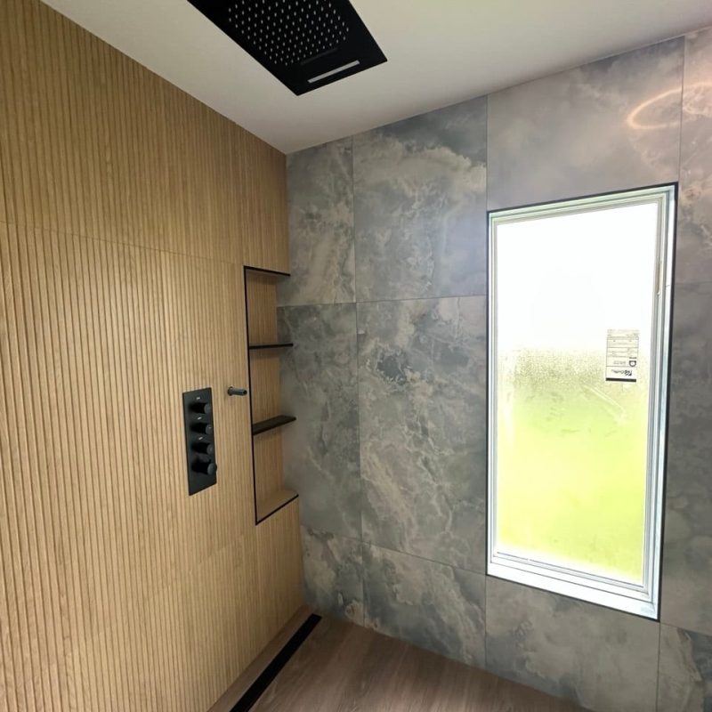 Curbless Wet Room With a Fluted Wood-Look Wall
