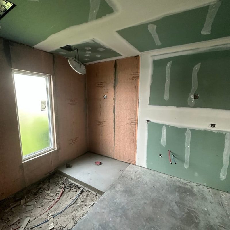 Curbless Wet Room With a Fluted Wood-Look Wall