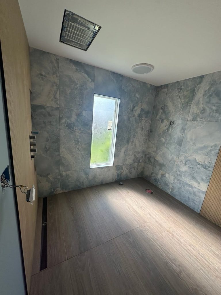 Curbless Wet Room With a Fluted Wood-Look Wall