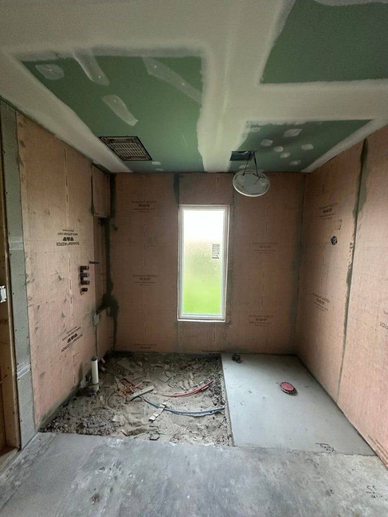 Curbless Wet Room With a Fluted Wood-Look Wall
