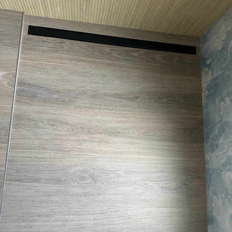 Curbless Wet Room With a Fluted Wood-Look Wall